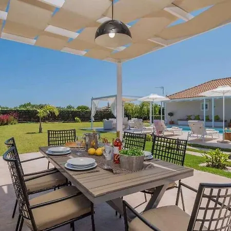 Madini Luxury With Private Pool - Happy Koukounariá