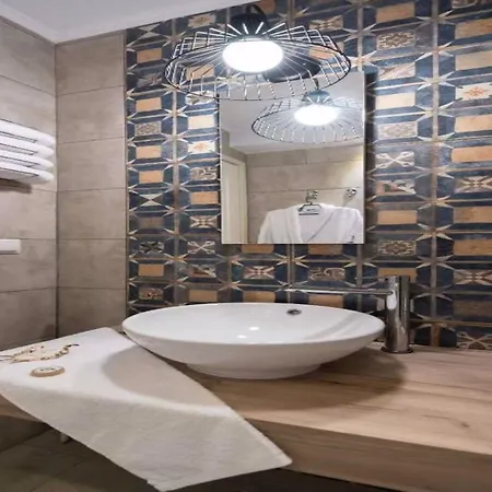 Villa Madini Luxury With Private Pool - Happy Koukounariá