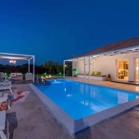 Madini Luxury With Private Pool - Happy * Koukounariá